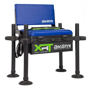 Pratico e comodo panchetto Akami XRT progettato per la pesca in mare o in acque interne. Presenta un vano di base profondo e una tracolla imbottita. Questo modello non ha cassetti standard aggiuntivi, ma essi possono essere aggiunti a parte. Disponibile in due modelli: con schienale schienale reclinabile e senza schienale. Gambe Ø 36 millimetri.