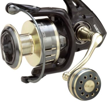 Mulinello AKAMI RECLUS studiato sia per lo spinning che per il light jigging, corpo e rotore in carbonio. Nuovo meccanismo stabilizzatore che garantisce una grande fluidità di rotazione in azione di pesca e in combattimento. Dotato di 9 cuscinetti in acciaio inossidabile sigillati. Doppia bobina in alluminio forgiato a freddo. Manovella in alluminio a frizione filettata e pomello da combattimento ergonomico. Freno multidisco impermeabile in carbonio e acciaio inossidabile. Borsa per mulinello in neoprene inclusa.