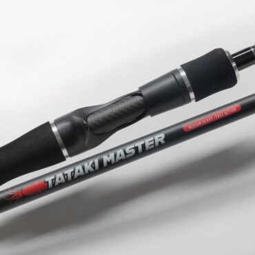 La canna da pesca Akami TATAKI master è appositamente progettata per la pesca ai cefalopodi dalla barca. Realizzata in carbonio ad alto modulo, offre resistenza e leggerezza. La sensibilità della cima consente di percepire anche i movimenti più delicati dei cefalopodi. La curva uniforme e progressiva permette un recupero efficace senza danneggiare il filo. Gli anelli Sea Guide garantiscono lanci precisi e di grande distanza. L'impugnatura con tappo in gomma migliora il bilanciamento e offre comfort durante la pesca. In sintesi, è un compagno ideale per gli appassionati di pesca ai cefalopodi.