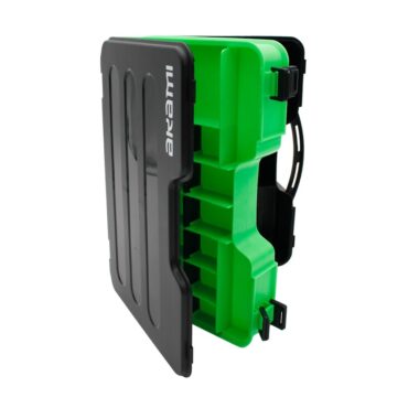 L'Akami TB-550 è una doppia scatola versatile dotata di 28 scomparti divisibili, ideale per organizzare e conservare piccoli oggetti come accessori da pesca, minuteria, o componenti elettronici. Realizzata in PVC iniettato di alta qualità, garantisce una notevole resistenza e leggerezza, rendendola facile da trasportare e resistente all'usura nel tempo. La sua struttura robusta e durevole la rende un'opzione affidabile per chi cerca una soluzione pratica e duratura per la gestione degli accessori, assicurando una lunga vita utile grazie alla qualità dei materiali impiegati nella sua produzione.