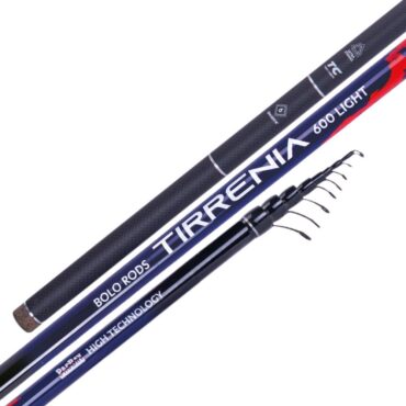 Questa canna bolognese è la proposta di Akami destinata alla pesca più difficile. Quando le prede diffidenti costringono il pescatore a pescare in modo raffinato. Infatti la Tirrenia è realizzata con un fusto in carbonio Toray molto reattivo e resistente e montata con placca porta mulinello e anelli PacBay. Questa canna riuscirà quindi a farci gestire grammature più piccole e monofili sottili senza però perdere in affidabilità e resistenza. Nasce per la pesca in mare ma può essere utilizzata anche in acque interne. L’impugnatura è molto confortevole Soft-touch e il tappo alla base è in sughero.Fusto in Carbon Nano-Tex Anelli monoponte PacBayImpugnatura Soft-TouchCustodia Akami Premium
