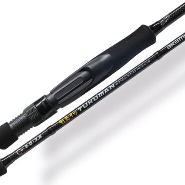 La Tukuman è la nuova canna da Eging della famiglia Akami, caratterizzata da un fusto in fibra di carbonio di ultima generazione e guide Fuji con profilo "K". Questa combinazione offre leggerezza e resistenza eccezionali, consentendo lanci precisi e distanti. La canna è progettata per la cattura di cefalopodi, grazie alla sua sensibilità e reattività che permettono di avvertire anche le toccate più leggere. La Tukuman rappresenta un nuovo standard di eccellenza nella pesca da Eging.