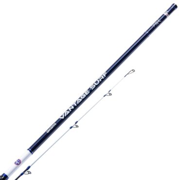 Akami VANTAGE SURF è un'eccezionale canna di media potenza progettata per la pesca a surfcasting. È stata sviluppata per consentire lanci a lunga distanza, anche con lenze molto lunghe e a basso diametro, senza rischiare di romperle, grazie alla sua capacità di seguire perfettamente il lancio. La VANTAGE è una canna leggera ad azione media, composta da 3 sezioni e dotata di una vetta ibrida molto sensibile. È montata con anelli Fuji KW e un porta-mulinello Fuji DNPS su un blank in carbonio superleggero ad alto modulo Toray 36T, che la rende sia sottile che robusta.