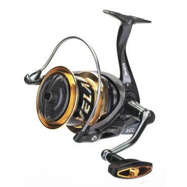 Il mulinello Akami VELAM è il top per la pesca surfcasting, grazie al suo rivoluzionario sistema di oscillazione "SUPER SLOW OSCILLATION SYSTEM". Garantisce un avvolgimento preciso del filo e massimizza le performance nei lanci. Il successo sta nel bilanciamento del rotore e nella struttura metallica che elimina le vibrazioni durante il recupero. Con un potente microfreno in carbonio da 20 kg, è ideale per sfide impegnative. Le bobine consentono lanci a lunga distanza con facilità. Il sistema di recupero medio offre equilibrio tra velocità ed efficienza. La manovella in alluminio con cuscinetto extra garantisce controllo totale. La borsa inclusa protegge il mulinello. Con Akami VELAM, il surfcasting raggiunge un nuovo livello di innovazione e affidabilità.