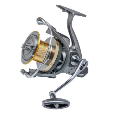 Il mulinello ALCEDO ACTINIUM SURF è progettato per i pescatori di surfcasting che cercano alte prestazioni e resistenza. Realizzato con un corpo e bobine in alluminio ultraleggero, questo mulinello garantisce maneggevolezza e robustezza anche nelle condizioni più impegnative. Viene fornito con una bobina di ricambio in teflon e offre un sistema anti-ritorno infinito per un recupero fluido e preciso. Gli ingranaggi e il freno in acciaio inossidabile assicurano massima affidabilità e resistenza alla corrosione, anche in ambienti salmastri. La manovella ergonomica in alluminio facilita la presa, mentre le bobine di diverse dimensioni (8000 e 9000) permettono di adattarsi a varie tecniche e tipologie di pesca. Il trattamento anti-salsedine lo rende ideale per affrontare le sfide del mare.