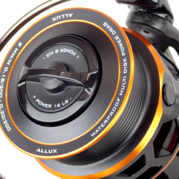 ALCEDO CARBON MATCH ULTRA un eccezionale mulinello con corpo realizzato con matrice in fibra di carbonio è il primo della categoria con queste caratteristiche presente sul mercato Italiano. Questo attrezzo innovativo è consigliato per uso agonistico ai massimi livelli ed è il più leggero mulinello da gara presente sul mercato grazie ai suoi 255 gr. Viene commercializzato con tre diversi rapporti di recupero per spaziare dalla pesca all’inglese in ogni sua categoria al feeder. Made in Korea.