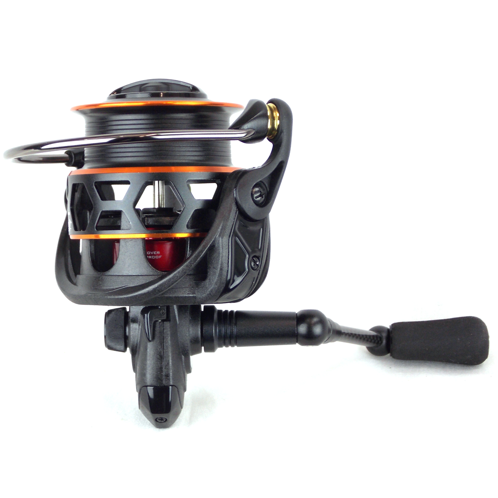 ALCEDO CARBON MATCH ULTRA un eccezionale mulinello con corpo realizzato con matrice in fibra di carbonio è il primo della categoria con queste caratteristiche presente sul mercato Italiano. Questo attrezzo innovativo è consigliato per uso agonistico ai massimi livelli ed è il più leggero mulinello da gara presente sul mercato grazie ai suoi 255 gr. Viene commercializzato con tre diversi rapporti di recupero per spaziare dalla pesca all’inglese in ogni sua categoria al feeder. Made in Korea.