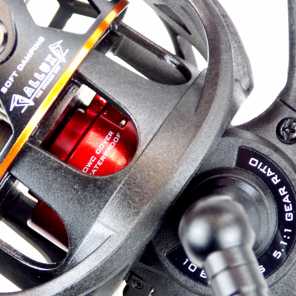 ALCEDO CARBON MATCH ULTRA un eccezionale mulinello con corpo realizzato con matrice in fibra di carbonio è il primo della categoria con queste caratteristiche presente sul mercato Italiano. Questo attrezzo innovativo è consigliato per uso agonistico ai massimi livelli ed è il più leggero mulinello da gara presente sul mercato grazie ai suoi 255 gr. Viene commercializzato con tre diversi rapporti di recupero per spaziare dalla pesca all’inglese in ogni sua categoria al feeder. Made in Korea.