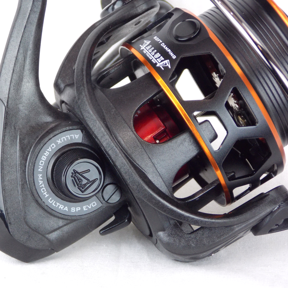 ALCEDO CARBON MATCH ULTRA un eccezionale mulinello con corpo realizzato con matrice in fibra di carbonio è il primo della categoria con queste caratteristiche presente sul mercato Italiano. Questo attrezzo innovativo è consigliato per uso agonistico ai massimi livelli ed è il più leggero mulinello da gara presente sul mercato grazie ai suoi 255 gr. Viene commercializzato con tre diversi rapporti di recupero per spaziare dalla pesca all’inglese in ogni sua categoria al feeder. Made in Korea.
