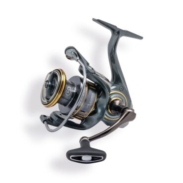 Il mulinello Alcedo Carisma è un esempio di robustezza e affidabilità per la pesca, ideale per spinning ed eging, ma adatto anche ad altre tecniche in acqua dolce e salata. Realizzato con una bobina in alluminio anodizzato, offre durata e resistenza alla corrosione. Dotato di frizione stagna potente e cuscinetti giapponesi schermati, garantisce una rotazione fluida e un controllo ottimale. La struttura in lega di alluminio, il freno multidisco in carbonio e il sistema anti-ritorno infinito migliorano l'efficacia. La manovella ergonomica antiscivolo assicura comfort e sicurezza. Un'ottima scelta per pescatori esperti che cercano prestazioni superiori.