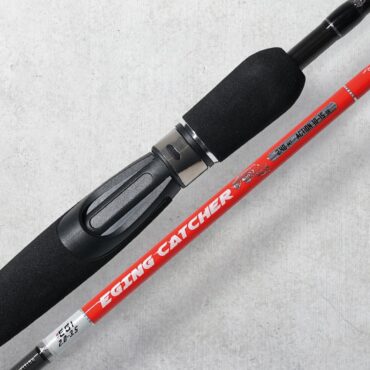 L'Alcedo Eging Catcher è una canna da pesca ideale per il fishing ad eging, progettata per lanci lunghi e con una notevole sensibilità nella parte superiore per rilevare attacchi delicati delle prede. Gli anelli SiC e l'impugnatura in eva la rendono una scelta perfetta per i pescatori che cercano robustezza e comfort nelle lunghe sessioni di pesca. È la canna ideale per catturare cefalopodi e godersi appieno l'esperienza di pesca.