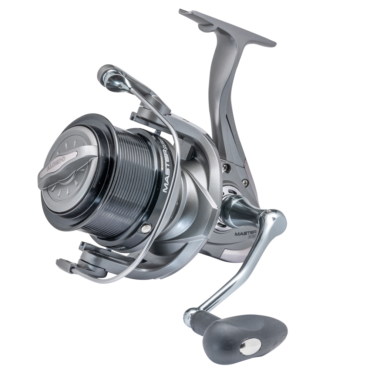 Il mulinello ALCEDO MASTER SURF unisce tecnologia e leggerezza per il surfcasting. Con corpo e bobine in grafite ultraleggera, offre prestazioni elevate e maneggevolezza. Il sistema anti-ritorno infinito assicura un recupero fluido, mentre ingranaggi e freno in acciaio inossidabile con potenza di 11 kg garantiscono affidabilità. Dotato di manovella ergonomica in alluminio, trattamento anti-salsedine e due bobine (8000 e 9000), è perfetto per affrontare le sfide marine più impegnative.