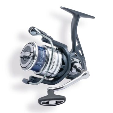 L'Alcedo Pride è un mulinello da pesca rinomato per il suo rapido recupero, l'altissimo rapporto qualità/prezzo e le prestazioni sorprendenti. La sua efficienza meccanica e potenza garantiscono recuperi fluidi e potenti grazie agli speciali ingranaggi. Disponibile in quattro taglie, è versatile e adatto a varie applicazioni, dallo spinning inshore all'acqua dolce e all'eging. Ideale per pescatori di ogni livello, l'Alcedo Pride combina velocità, potenza e affidabilità, rendendolo una scelta eccellente per chi cerca un attrezzo di alta qualità senza compromessi.