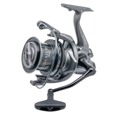 Il mulinello RUTHENIUM SURF è pensato per i surfcasters che richiedono elevate prestazioni e durabilità. Costruito con un corpo e bobine in alluminio leggero, assicura maneggevolezza e robustezza anche nelle situazioni più impegnative. Include una bobina di ricambio in teflon e dispone di un sistema anti-ritorno infinito per garantire un recupero fluido e accurato. Gli ingranaggi e il sistema frenante in acciaio inossidabile offrono massima affidabilità e resistenza alla corrosione, perfino in ambienti marini. La manovella in alluminio, dal design ergonomico, facilita la presa, mentre le bobine da 8000 e 9000 consentono di adattarsi a diverse tecniche e situazioni di pesca. Il trattamento anti-corrosione lo rende perfetto per affrontare le sfide del mare.