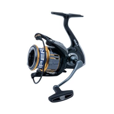 Il mulinello Alcedo Viper è una scelta eccellente per i pescatori di spinning e per chi pratica altre tecniche in acque dolci e salate. Realizzato con una bobina in alluminio anodizzato, è resistente alla corrosione, garantendo longevità anche in ambienti marini. La frizione stagna e i cuscinetti giapponesi schermati offrono un recupero fluido e preciso, mentre il corpo in lega di alluminio assicura leggerezza e robustezza. Il sistema di frenaggio multidisco in carbonio e il meccanismo anti-ritorno infinito migliorano il controllo. La manovella ergonomica antiscivolo offre comfort e stabilità durante lunghe sessioni di pesca.