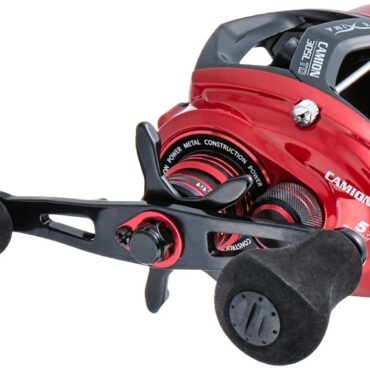 Banax Lexima Camion 305L è costruito in leghe metalliche resistenti alla corrosione, con una potenza frenante senza eguali nel suo genere. Assemblato 5 cuscinetti a sfera e guidafilo in acciaio inox. Il suo freno è dotato di dischi in carbonio sovradimensionati che garantiscono lanci lunghi e fluidi. Dotato di due tipi di manovella: 1 singola da combattimento extra lunga con pomello in neoprene ed 1 doppia di grandi dimensioni per una presa migliore. Camion 305L è indicato per la pesca dalla barca, Slow Jigging, Light Jigging, Jigging e Baitcasting.