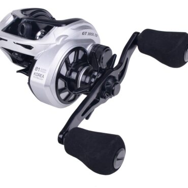 Banax GT 305L TD è un mulinello costruito in lega metallica resistente alla corrosione, incorpora macchinario in acciaio inox con 5 cuscinetti a sfera e trattamento anticorrosione. È dotato di dischi in carbonio sovradimensionati che gli conferiscono precisione e scorrevolezza per lavorare con le esche in autunno. Presentato con 2 tipi di manovella: manovella da combattimento in neoprene e doppia manovella standard. Banax GT 305L TD è capace di combattere con i più forti della sua categoria. Consigliato per la pesca dalla barca, Slow Jigging, Light Jigging, Jigging e Baitcasting.