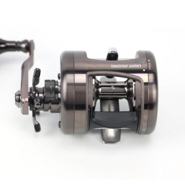 BANAX LJ 200PL mulinello con corpo e guance in robusto alluminio. Specifico per tecniche verticali leggere e medio leggere. Grazie al sistema frenante della bobina di tipo centrifugo si può controllare alla perfezione la discesa dell’esca ma si può utilizzare anche a lancio. E’ dotato di una frizione molto potente e fluida che emette un suono quando si attiva. Recupero potente e generosa capacità della bobina , manovella e pomello in alluminio completano le eccezionali caratteristiche di questo affidabile mulinello adatto ad un ampio range di prede. Made in Korea.

Struttura , guance e manovella in alluminio
Clicker drag attivo quando lavora la frizione
Max drag 12 kg
Guidafilo in alluminio
Cuscinetti anticorrosione
Made in korea
Manovella a sinistra