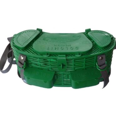 Cestino porta pesci in materiale plastico. Dispone nella parte superiore di comode tasche porta esche e porta minuteria, oltre che di una comoda chiusura a chiave. Lavabile al 100% dura a lungo e non si deteriora.