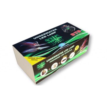 La Underwater Led Lamp Profi della DTD è una lampada ad immersione per attirare i calamari sotto la barca. Possiede 6 metri di cavo nero he possono essere completamente immersi. La carratteristica principale della lampada è il corpo in acciaio che la rende durevole e impermeabile nel tempo. Completo di adattatore per accendisigari.