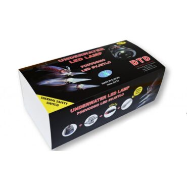 La Underwater Led Lamp Profi della DTD è una lampada ad immersione per attirare i calamari sotto la barca. Possiede 6 metri di cavo nero he possono essere completamente immersi. La carratteristica principale della lampada è il corpo in acciaio che la rende durevole e impermeabile nel tempo. Completo di adattatore per accendisigari.