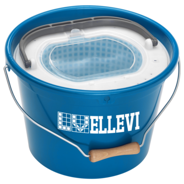 Il secchiello doppio per vivo è un accessorio resistente in PVC, progettato per il trasporto e la conservazione sicura dei pesci vivi. Dotato di due scomparti separati, offre spazio sufficiente per diverse specie di pesci. L'ossigenatore non è incluso, ma può essere utilizzato separatamente. Il secchiello ha un coperchio saldamente fissato e una comoda maniglia per il trasporto. È l'opzione ideale per garantire la sicurezza e il benessere dei pesci durante il trasporto.