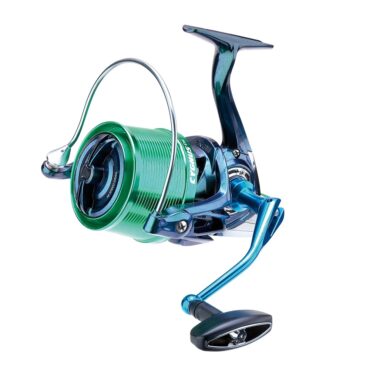 Mulinello Akami Cygnus Special Edition, novità per la pesca a surfcasting. Assemblato con una ampia bobina conica e al recupero a spire incrociate. Ingranaggi forgiati a freddo e supporto anti-ritorno infinito, studiato per i professionisti della pesca in mare. Monta le bobine di ricambio Akami Rely. Borsa porta mulinello inclusa.