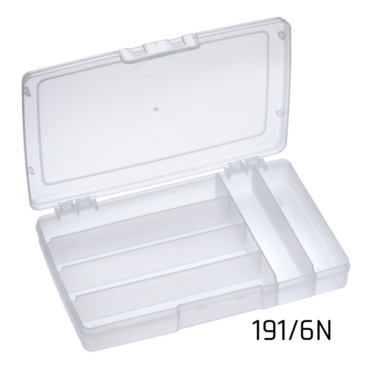 Scatola Porta Minuterie 191/6N in plastica da pesca con misure interne 245 x 165 x 40 mm / 9.64 x 6.48 x 1.57 inch. Colore trasparente. Questa scatola porta minuterie è disponibile in diverse configurazioni: vuota, con 4, 6, 7 o 12 scomparti interni. Materiale: polipropilene.