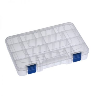 Scatola Porta Minuterie 195 in plastica da pesca con misure interne 276 x 188 x 45 mm / 10.87 x 7.40 x 1.77 inch. Colore del fondo blu e coperchio trasparente, o tutta trasparente. Dotata di serrature a clip di sicurezza, questa scatola porta minuterie è disponibile nella configurazione con divisori mobili che conferisce la possibilità di realizzare da 1 a 20 scomparti interni. Materiale: polipropilene.