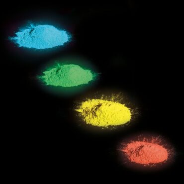Additivo fotoluminescente e fosforescente che si illumina al buio. Pigmenti in polvere a lunga durata ricaricabili tramite la luce solare, possono essere miscelate con diverse sostanze purché siano materiali che lasciano passare la luce e i raggi UV. Questi pigmenti fotoluminescenti sono impermeabili e possono essere utilizzati per dare fluorescenza a qualsiasi articolo da pesca.