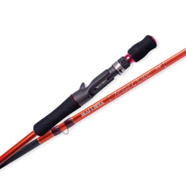 RYOKO Ballista Tera Core 632M una canna progettata per l'uso di micro jig e light jig, in grado di conferire all'esca un'azione del genere. Il materiale utilizzato per la realizzazione del fusto è di eccellente qualità, più flessibile e offre una buona capacità di sollevamento durante la pesca. Grazie alla tecnologia di produzione giapponese, è stata realizzata una canna unica nel suo genere, il Ballista Tera Core. Con una lunghezza di 6.3 piedi, è una canna light jig composta da due sezioni, con giuntura vicino alla base. Ha un'azione di lancio di 2 once.