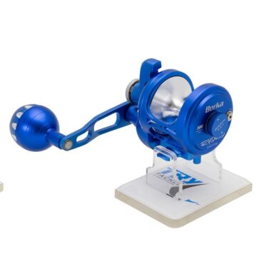 Ryoko Borka i fantastici mulinelli da barca con frizione a leva, costruiti in lega di alluminio #6063 che assicura la massima leggerezza. Garantiscono il 100% di affidabilità grazie al suo Dual Drag System. Composti da ingranaggi e cuscinetti a sfere in acciaio inossidabile. Un linea di mulinelli che consentono una perfetta regolazione del freno, particolarmente indicati per la pesca da traina, strepitosi nella cattura di tonni e ricciole. Manovella right handle. Disponibili in tre diverse colorazioni: Silver Pink, Red Black e Blue Silver.