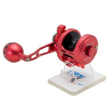 Ryoko Borka i fantastici mulinelli da barca con frizione a leva, costruiti in lega di alluminio #6063 che assicura la massima leggerezza. Garantiscono il 100% di affidabilità grazie al suo Dual Drag System. Composti da ingranaggi e cuscinetti a sfere in acciaio inossidabile. Un linea di mulinelli che consentono una perfetta regolazione del freno, particolarmente indicati per la pesca da traina, strepitosi nella cattura di tonni e ricciole. Manovella right handle. Disponibili in tre diverse colorazioni: Silver Pink, Red Black e Blue Silver.