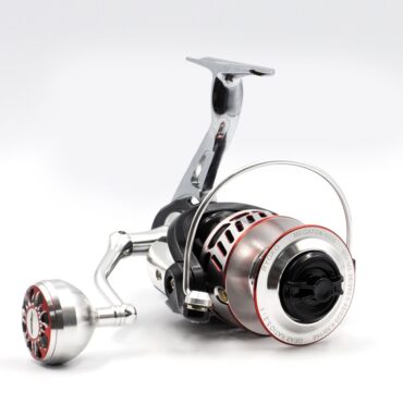 Ryoko Megaton perfetto per la pesca a spinning e tutte le pesche medio e leggere dalla pesca a barca. Assemblato con ingranaggi ad alta resistenza, bobina in alluminio anodizzato, archetto in alluminio robusto ed equilibrato. Frizione multidisco sovradimensionata indicata per prestazioni fluide. Munito di fodero in neoprene.