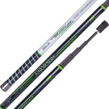 Sele Andromeda manico di guadino telescopico, estremamente leggero e con una grande facilità d’uso. Andromeda garantisce una straordinaria robustezza grazie al triplo rinforzo posizionato in prossimità della boccola. Presa sicura antiscivolo e blocchi teleregolabili che permettono di regolare l’estensione secondo il tipo di utilizzo. Elevate performance e design accattivante, indicato per qualsiasi pescatore in particolar modo per la pesca da competizione.