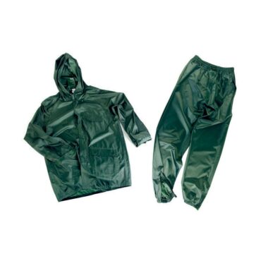 Completo antipioggia, giacca e pantalone impermeabili realizzati in PVC. Giacca con cerniera intera, cappuccio inserito al collo, 2 tasche anteriori, cordino stringivita, elastici ai polsi. Pantalone con elastico in vita, 2 tasche passamano laterali e bottoni di chiusura al fondo gambale. Munito di un pratico sacchetto per il trasporto.