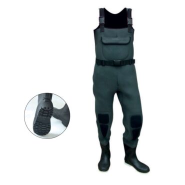 Scafandro impermeabile, struttura in neoprene da 5 mm di spessore e rinforzi sulle ginocchia. Completo di tasca sul petto, bretelle regolabili e cintura con fibbia di aggancio. Stivale gomma con suola carrarmato ed interno in neoprene. Ideali In mare ed in acqua dolce.