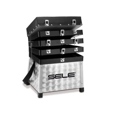 Panchetto da pesca pratico e leggero, un accessorio indispensabile per la pesca freshwater e saltwater. Comoda seduta imbottita con 3 vani porta accessori ed ampio scomparto contenitivo. Fornito con comoda tracolla.