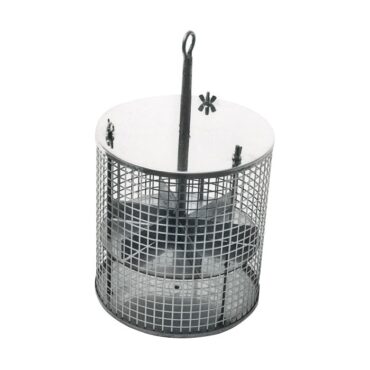 Pasturatore a gabbia con struttura in acciaio inox. Ideale per la pesca a bolentino di medio fondale, tritura lentamente le sardine direttamente sul fondo o a mezz’acqua, avvalendosi del rollio della barca. Contiene circa 4.3 Kg di sardine da macinare, tritura le sarde automaticamente con il movimento della barca.