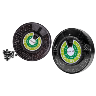 I pallini di piombo tenero spaccati sono comunemente utilizzati nella pesca alla trota. Questi piccoli pallini di piombo sono stati divisi in parti uguali mediante una pinza o un’apposita macchina per la spaccatura, in modo da ottenere pezzi di dimensioni uniformi. Grazie alla loro morbidezza, i pallini di piombo tenero spaccati consentono un’ottima aderenza al filo della lenza, riducendo al minimo il rischio di scivolare via.