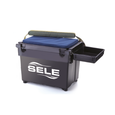 Cassettone con cuscino per una comoda seduta  cinghia per il trasporto e vassoio, ideale da surf casting ma utilizzabile anche nel carp fishing e per la pesca dalla barca. Questo modello è dotato di una grande capacità di carico, il vano interno è completamente vuoto, consente di stivare oggetti ingombranti come mulinelli da surf casting, bobine di ricambio, rotoli di filo, esche vive ed altro. Il tutto è realizzato in materiale plastico molto robusto, dotato inoltre di tracolla per un comodo trasporto e di cuscino per una comoda seduta. Pur mantenendo delle dimensioni adatte ad un agevole trasporto, questo paniere consente di stivare tutto il materiale necessario per la vostra battuta di pesca, o seduta di allenamento di lancio tecnico se siete dei Long Caster.