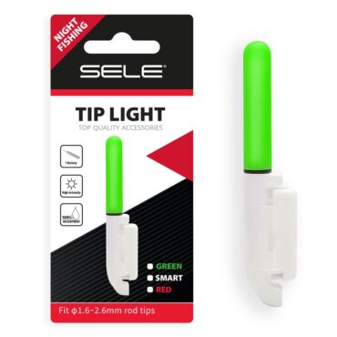 Sele Tip Light è un led ad incandescenza progettato per la pesca notturna o mattutina. Il suo design con fibbia a clip assicura una presa salda sulla punta della canna da pesca. L'installazione delle nostre luci Sele Tip Light sul vettino della canna da pesca è semplicissima: basta inserire la battaria e montare il LED sulla punta della canna. Sele Tip Light è compatto e facile da trasportare, l'accessorio perfetto per le tue avventure di pesca notturna. Batteria inclusa.
