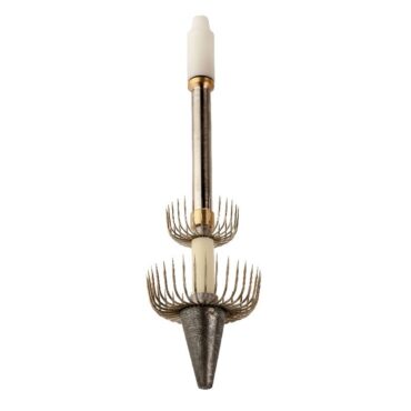 Totanara di profondità Sele, attrezzatura da pesca molto compatta e di ottima qualità. La totanara Sele presenta un corpo in ottone ed acciaio montata con doppia corona in acciaio, indicato per la pesca in mare e per la cattura di calamari, seppie e totani. Corpo in ottone e acciaio, corona in acciaio con led a batteria, 2 stilo 1.5V, non incluse.