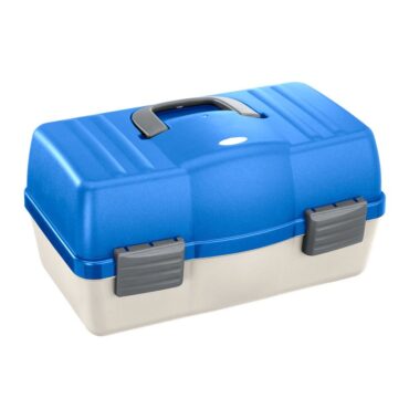 Valigetta 138 in plastica da pesca con misure interne 460 x 282 x 253 mm / 18.10 x 11.10 x 9.96 inch. Colore del fondo avorio, coperchio blu cobalto e serrature grigie. Questa valigetta da pesca è dotata di un interno a 6 ripiani con 22 scompartimenti per riporre la propria minuteria da pesca, ampio spazio di stoccaggio sul fondo. Materiale: polipropilene. Viene impreziosita dal manico ergonomico integrato nel coperchio per un agile trasporto.