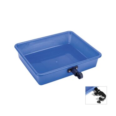 Vassoio da pesca Sele con attacco universale. Pratica vaschetta laterale con angolo regolabile, un supporto da pesca che può essere montato su panchetti, tripodi, picchetti e su tutti i tipi di gambe, sia rotonde che rettangolari. Ideale per il pescatore di mare match per contenere le esche, pasture ed attrezzatura da pesca. Tripode non incluso.