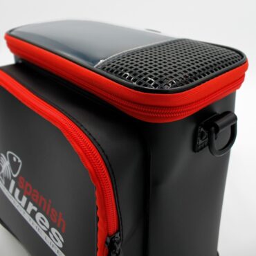 La borsa MEGA-BAG impermeabile è perfetta per gli appassionati di pesca. Può contenere esche fino a 23 cm in posizione verticale, con 21 scomparti estraibili per un'organizzazione ottimale. Una tasca frontale con cerniera offre spazio aggiuntivo per gli accessori. Nella parte superiore c'è una griglia per lo scarico, che garantisce che l'esca rimanga asciutta e in buone condizioni. Può essere portata a spalla o in vita per il massimo comfort durante le avventure di pesca.