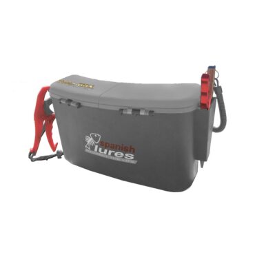 Box di ampia capienza,  capace di ospitare fino 40 esche da 175 mm. Apertura facile e veloce, vassoio accessori inclusoo nel coperchio, contenitori laterali e cinturino regolabile.