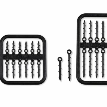 Spilli in materiale plastico rigido da inserire in boilies morbide, pellets, mais, esche siliconiche etc. permettendone così il loro fissaggio diretto all’hair rig. La loro leggerezza li rende indicati anche per l’utilizzo con esche galleggianti. Gli ardiglioni da entrambi i lati garantiscono una migliore tenuta dell’esca.

Misura 1: Lunghezza 7 - 10 mm

Misura 2: Lunghezza 13 - 17 mm

Busta da 12 pezzi, confezione da 10 buste.
