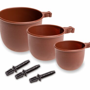 Coppette per la pasturazione con roubaisienne. Prodotte in materiale plastico estremamente leggero, sono munite di uno speciale dispositivo di attacco rapido. Kit composto da tre misure di coppette ( ml 80 -150 -250 ) e tre misure di adattatori.

Busta da 3 pezzi, confezione da 10 buste.