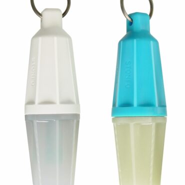 Lampada flash per pesca di profondità, drifting, traina. Utile come segnalatore luminoso per la subacquea, campeggio, etc. Disponibile nei colori bianco e fotoluminescente. Fornita con due batterie omaggio.

Blister da 1 pezzo.